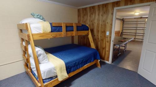 Ένα ή περισσότερα κρεβάτια σε δωμάτιο στο 11C Oceanview Court by Tybee Vacation Rentals