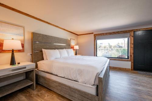 Postel nebo postele na pokoji v ubytování Cove Creek Lodge 104 Poolside Executive King Suite