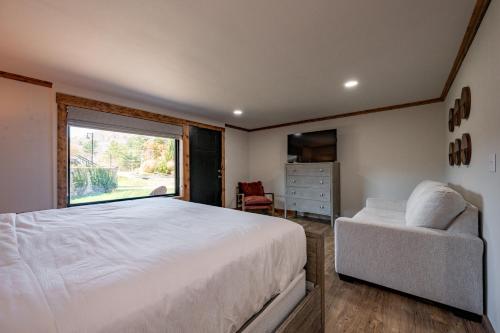 Postel nebo postele na pokoji v ubytování Cove Creek Lodge 104 Poolside Executive King Suite