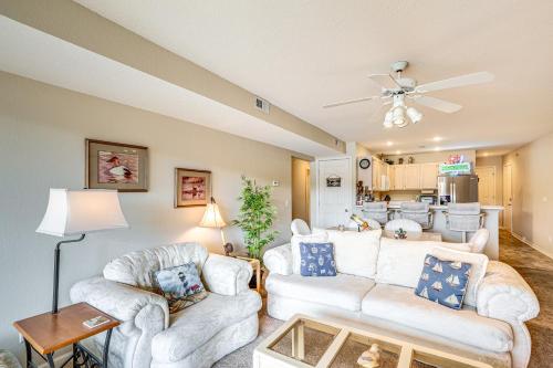 Posezení v ubytování Lakefront Osage Beach Condo with Water-View Balcony!