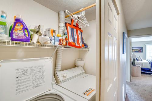 Fotografie z fotogalerie ubytování Lakefront Osage Beach Condo with Water-View Balcony! v destinaci Osage Beach