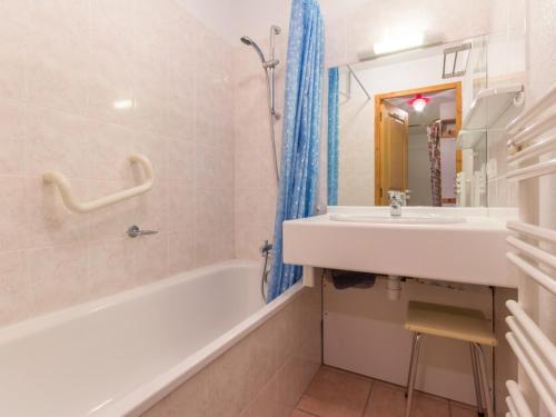 une salle de bain avec une baignoire et un lavabo et une baignoire dans l'établissement Appartement rénové, centre station, balcon, coin montagne, proche pistes et commerces - FR-1-275-158, à La Rosière