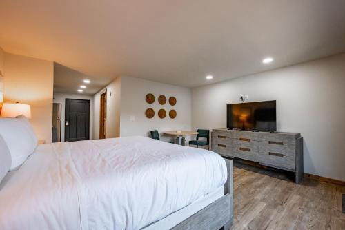 TV a/nebo společenská místnost v ubytování Cove Creek Lodge 105 Poolside Executive King Suite