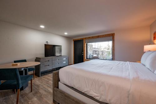 Postel nebo postele na pokoji v ubytování Cove Creek Lodge 105 Poolside Executive King Suite