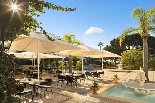 Bazén v ubytování Pine Cliffs Residence, a Luxury Collection Resort, Algarve nebo v jeho okolí