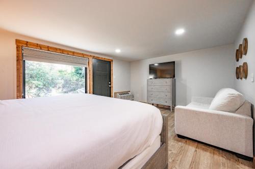 een slaapkamer met een groot wit bed en een raam bij Cove Creek Lodge 107 Lakeside Executive King Suite in Oakland