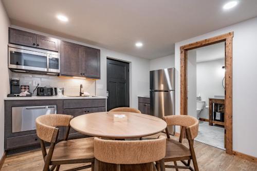 Kuchyň nebo kuchyňský kout v ubytování Cove Creek Lodge 108 Lakeside Executive King Suite