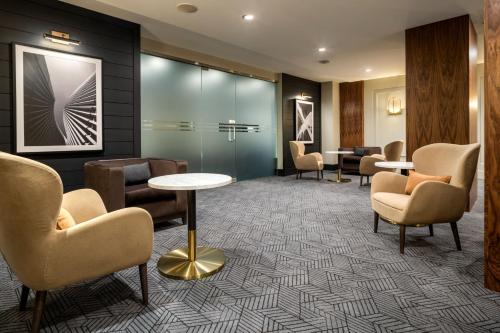 Posezení v ubytování Sheraton Cavalier Saskatoon Hotel