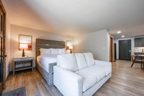 Posezení v ubytování Cove Creek Lodge 109 Lakeside Executive King Suite