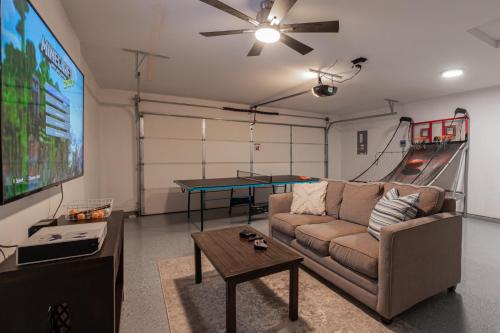a living room with a couch and a ping pong table at Mineral Soak Rockers Fire Pit Game Room Fun in Meridian