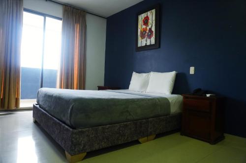 Una cama o camas en una habitación de Hotel Dorado BAQ