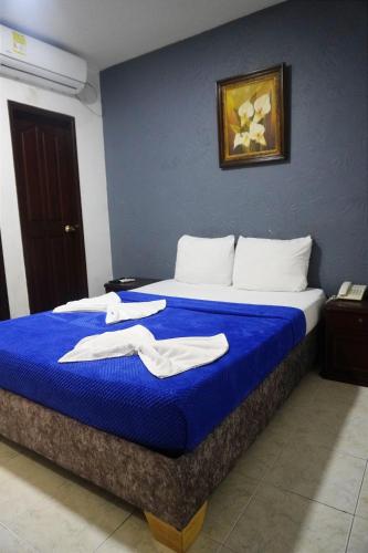 Una cama o camas en una habitación de Hotel Dorado BAQ