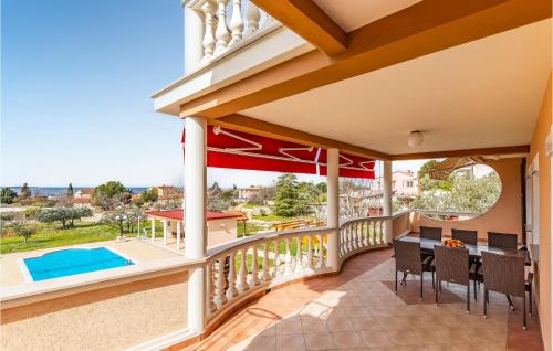 - une vue depuis le balcon d'une maison avec piscine dans l'établissement Three-Bedroom Apartment In Vodnjan, à Mednjan