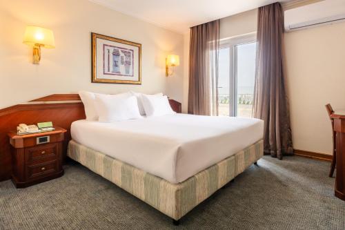 Postel nebo postele na pokoji v ubytování SANA Rex Hotel