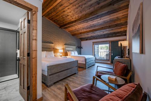 a bedroom with two beds and a couch in a room at Cove Creek Lodge 205 Poolside Double Queen Room in Oakland
