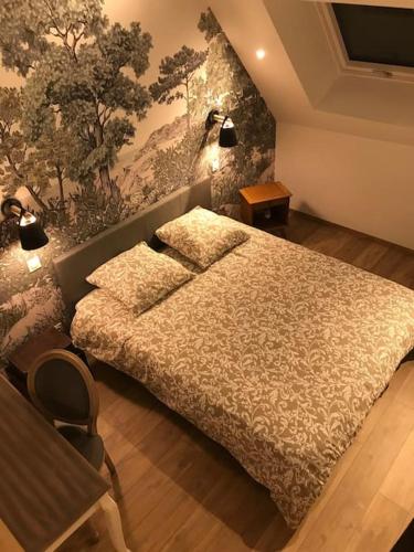 - une chambre avec un lit et un mur arboré dans l'établissement Pantouflard - Maison entière, à Toucy