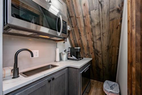 une cuisine avec un évier et un micro-ondes dans l'établissement Cove Creek Lodge 211 Standard Double Queen Fireplace Room, à Oakland
