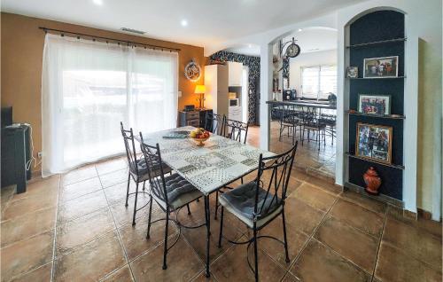 a dining room and kitchen with a table and chairs at Beautiful Home In Servian in Servian