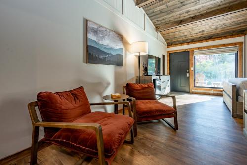 a living room with two chairs and a table at Cove Creek Lodge 213 Dog Friendly Standard Double Queen Room in Oakland