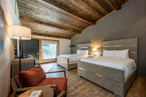 a bedroom with two beds and a couch in a room at Cove Creek Lodge 213 Dog Friendly Standard Double Queen Room in Oakland