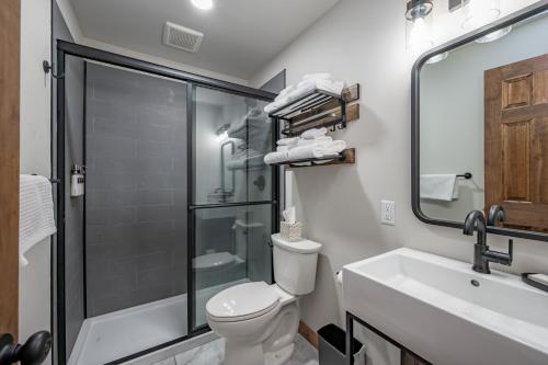 ein Badezimmer mit Toilette, Dusche und Waschbecken in der Unterkunft Cove Creek Lodge 216 Lakeside Double Queen Room in Oakland