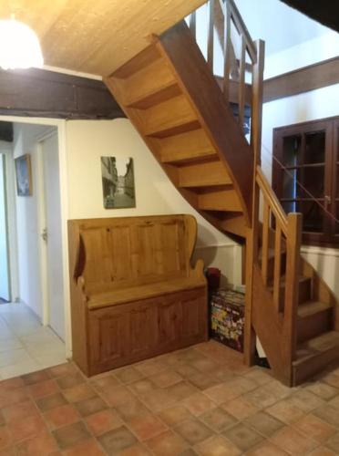 a staircase in a living room with a stair case at Chez Johns in Bailleul-Neuville