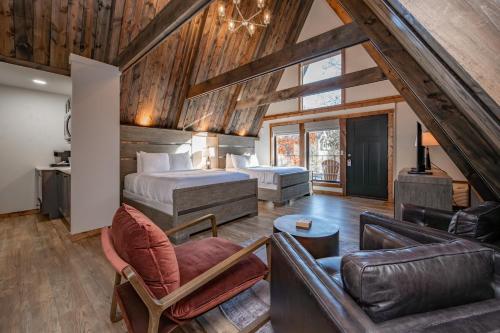 Posezení v ubytování Cove Creek Lodge 217 Lakeside Double Queen Fireplace Room