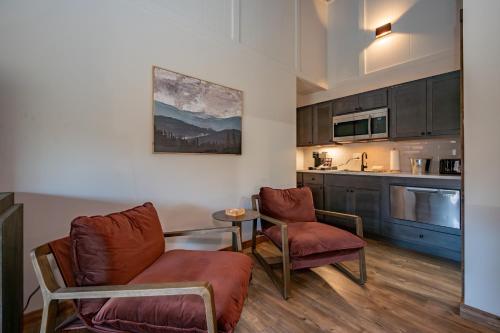 ein Wohnzimmer mit Sofa, Stühlen und einem Tisch in der Unterkunft Cove Creek Lodge 218 Lakeside Double Queen Room in Oakland