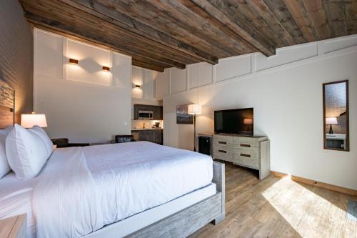 Ένα ή περισσότερα κρεβάτια σε δωμάτιο στο Cove Creek Lodge 219 Lakeside Executive King Suite