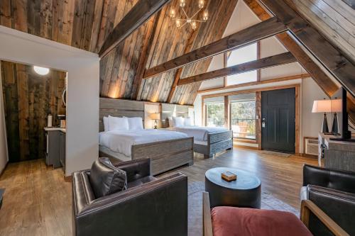 ein Schlafzimmer mit Bett und ein Wohnzimmer in der Unterkunft Cove Creek Lodge 220 Lakeside Double Queen Fireplace Room in Oakland