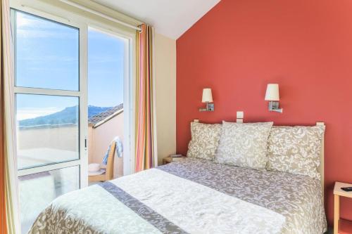 une chambre avec un lit et une grande fenêtre dans l'établissement Résidence le Village de Cap Esterel - maeva Home - Appartement 2 pièces 6 personnes - Sélection MAE-9381, à Saint-Raphaël