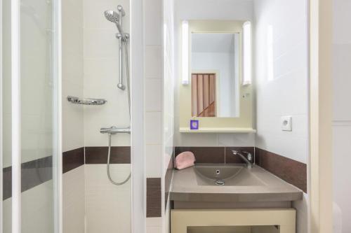 une salle de bain avec un lavabo et une douche dans l'établissement Résidence le Village de Cap Esterel - maeva Home - Appartement 2 pièces 6 personnes - Sélection MAE-9381, à Saint-Raphaël