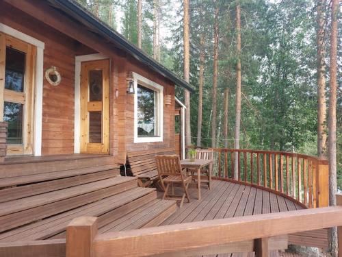 Balkoni atau teres di Lumous Forest Hut, Luontovire