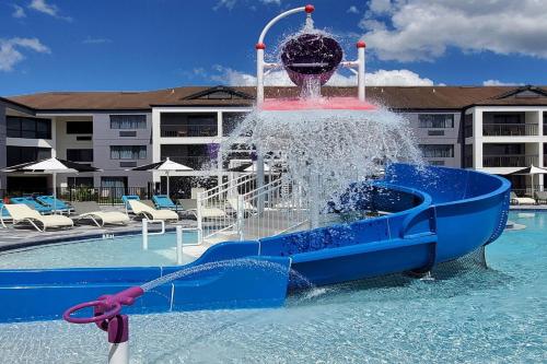 a water fountain in the middle of a pool at Courtyard by Marriott Orlando Lake Buena Vista at Vista Centre in Orlando