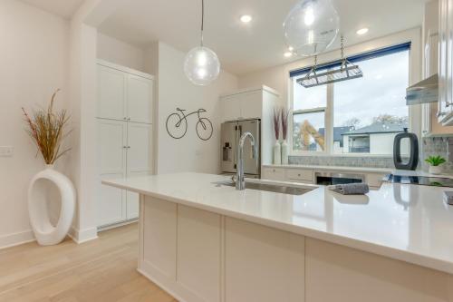 Η κουζίνα ή μικρή κουζίνα στο Near Downtown Luxury Townhome in Bentonville!