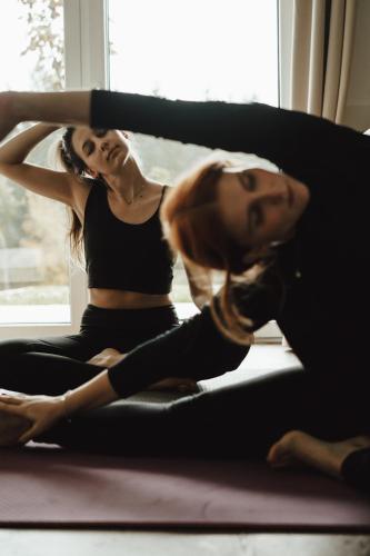 two women sitting on the floor in a yoga class at Keuschengut in Oberaichwald