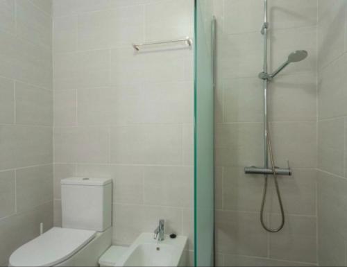 ein Badezimmer mit Dusche, Toilette und Waschbecken in der Unterkunft Chayofa Escape Relax and Enjoy in Chayofa