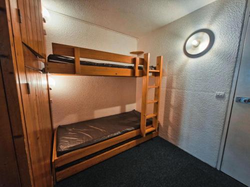 une petite pièce avec deux lits superposés dans l'établissement Résidence Lauzieres - Studio 5 personnes skis aux pieds et proche des commerces dans le village du Charvet à Arc 1800 MAE-2194, à Arc 1800