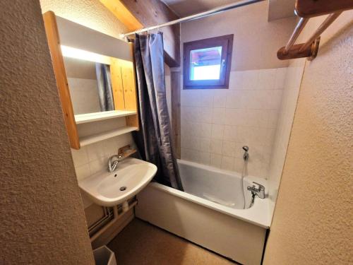 une salle de bain avec un lavabo et une baignoire et un lavabo dans l'établissement Résidence Grand Argentier - 2 pièces +coin montagne 4/6personnes coeur station MAE-2934, à Modane