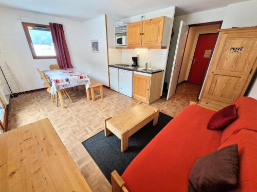 un salon avec un canapé rouge et une cuisine dans l'établissement Résidence Grand Argentier - 2 pièces +coin montagne 4/6personnes coeur station MAE-2934, à Modane