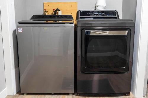 a stove and a refrigerator in a kitchen at Cozy 3BR Haven in Hillsdale