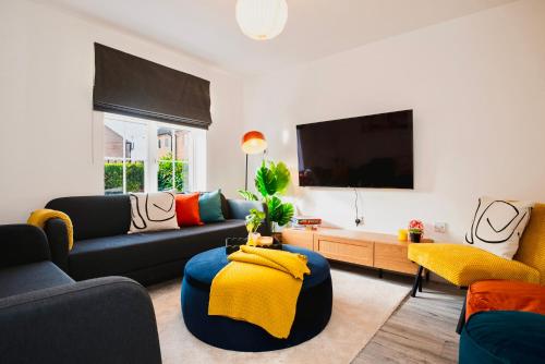 a living room with a couch and a tv at 5 Bed House Sleeps 9 Parking Garden Pet Friendly in Sileby in Sileby