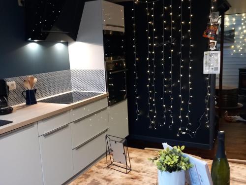 Kuchyň nebo kuchyňský kout v ubytování L'Atelier - Gîte urbain chaleureux