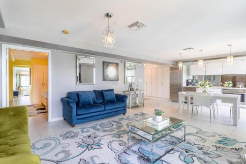 Χώρος καθιστικού στο Luxury Large 1BR at The Carlyle SoBe Sleeps 4