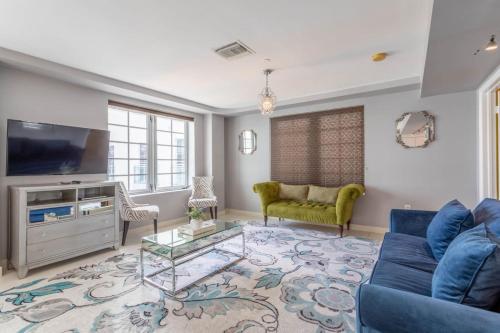 Χώρος καθιστικού στο Luxury Large 1BR at The Carlyle SoBe Sleeps 4