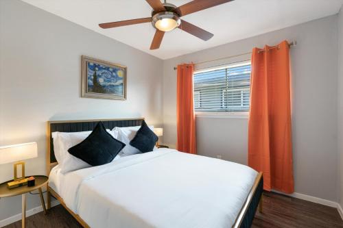 sypialnia z łóżkiem i wentylatorem sufitowym w obiekcie Mins 2 Downtown - King Bed - Private Stays w mieście Austin