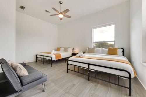 Ένα ή περισσότερα κρεβάτια σε δωμάτιο στο Modern 2BR I Gym I Parking I Workspace