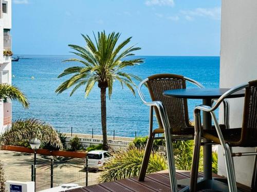 Los Cristianos Must-See Beachfront Apartment, Stunning Views in Tenerife