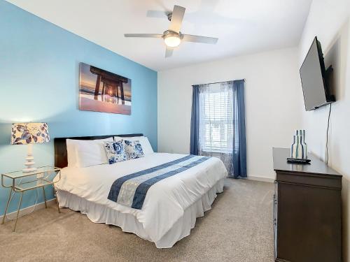 a bedroom with a bed and a ceiling fan at Luxury Apartments Near Disney in Orlando