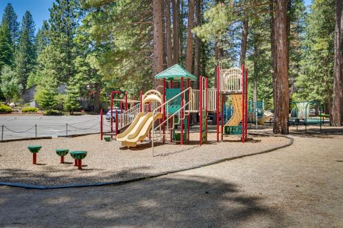 Ο χώρος παιχνιδιού για παιδιά στο Quiet Cabin with Deck Near Lake Almanor!